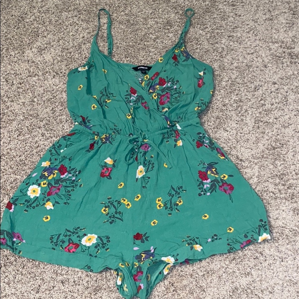 Press green floral romper 💚